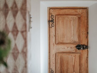 historischer Kachelöfen und Türe