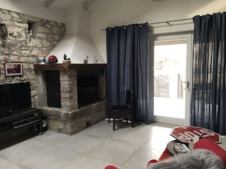 Wohnzimmer mit Kamin