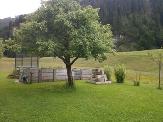 Garten mit Trampolin