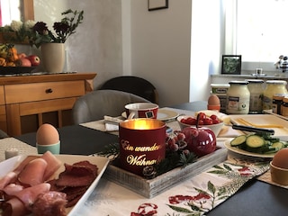 Weihnachtlicher Frühstückstisch