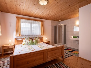Schlafzimmer 1