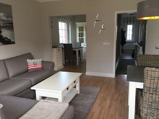 Wohnzimmer, Küche und Flur EG
