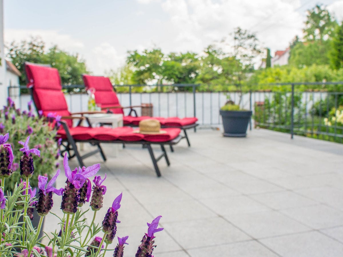 Sonnenliegen auf der Terrasse