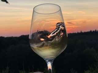 Sonnenuntergang mit einem guten  Glas  "Pfälzer Wein"