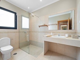 Badezimmer mit Dusche (Schlafzimmer 1)