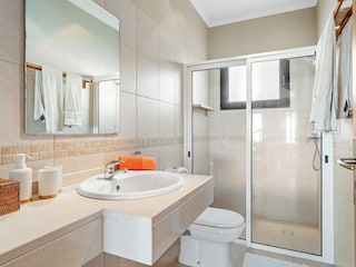 Badezimmer mit Dusche im Erdgeschoß