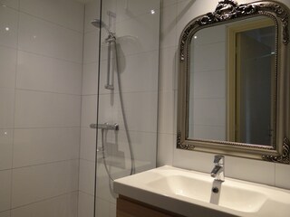Badezimmer mit Dusche