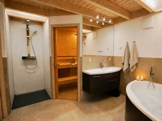 Wellnessbad mit Dusche und Badewanne