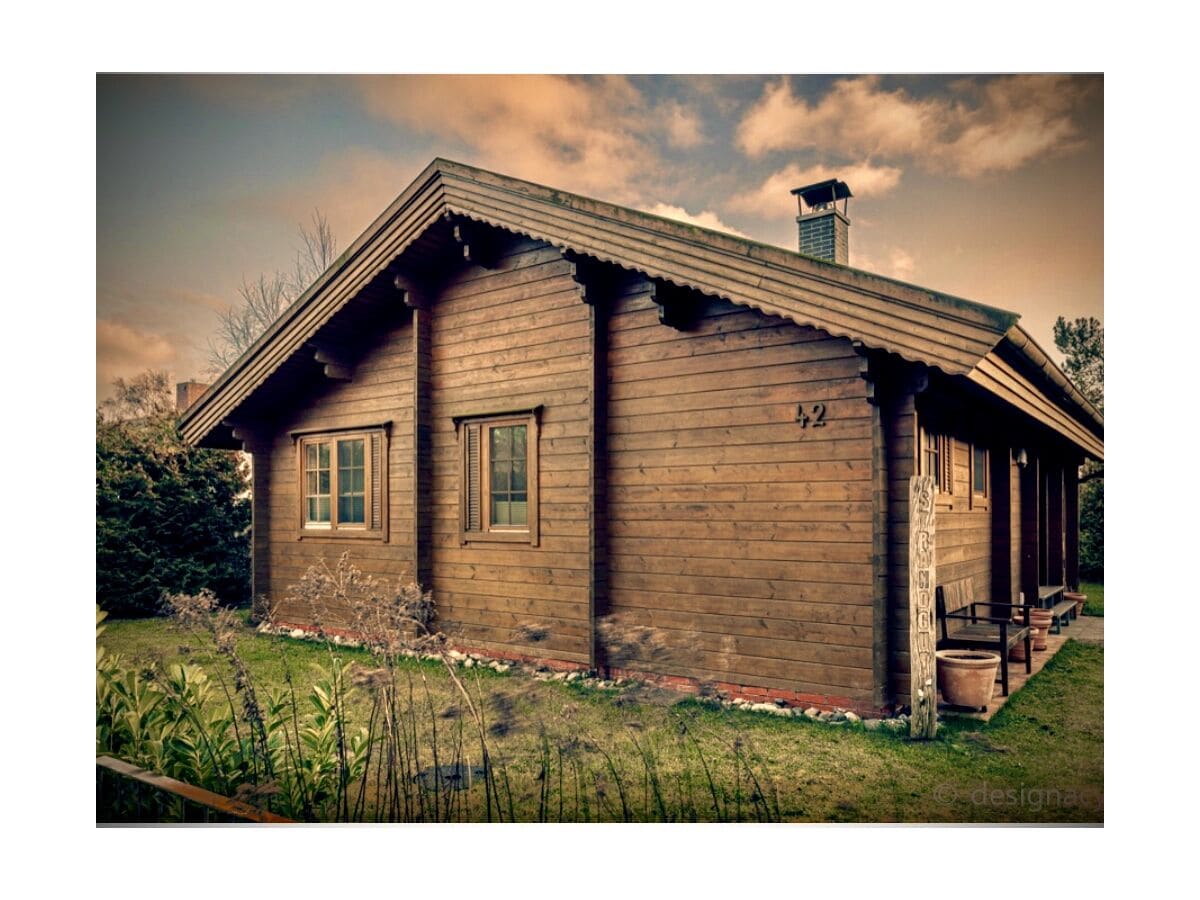 Blockhaus von der Zufahrt aus gesehen.