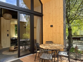 Haus 2 Terrasse mit Gartenmöbeln