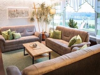 Wohnraum mit Sofas, Kamin, Fernseher, Spielecke, ...