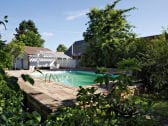 Pool & sitting area