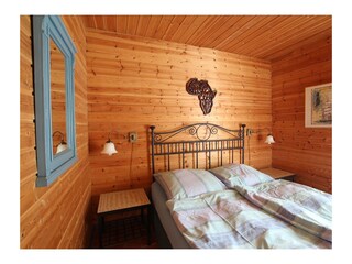 Schlafzimmer mit Doppelbett