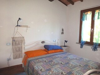 Schlafzimmer mit Doppelbett