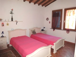Schlafzimmer mit 3 Einzelbetten (eines nicht sichtbar)