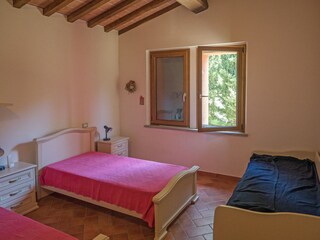 Schlafzimmer mit drei Einzelbetten