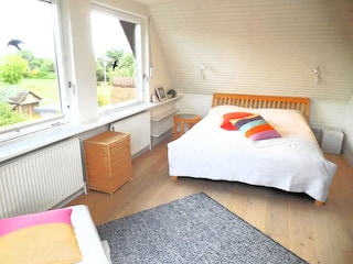 1. Schlafzimmer mit Meerblick und Doppelbett im DG
