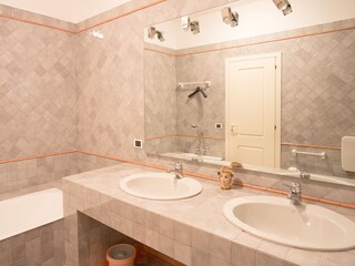 Das Badezimmer mit 2 Waschbecken