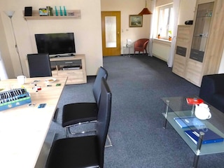 Geräumiges Wohnzimmer