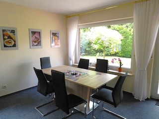 Wohnzimmer mit großen Esstisch