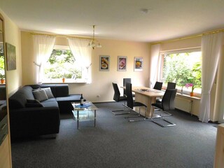 Geräumiges Wohnzimmer