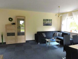 Geräumiges Wohnzimmer