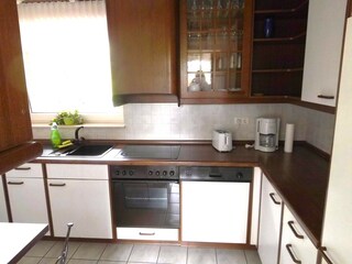 Küche mit Backofen, Geschirrspüler, Kaffemaschine usw.