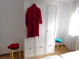 Schlafzimmer mit Doppelbett und großem Kleiderschrank
