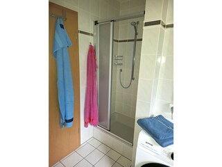 Badezimmer mit Dusche und Badewanne