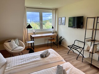 Schlafzimmer 1 mit Arbeitsplatz