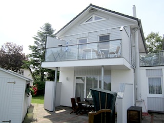 Die Terrasse im EG mit Garten- und  Meerblick