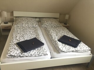 Schlafzimmer mit Doppelbett