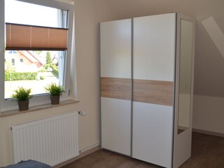 Schiebetürenschrank zum Hängen und Reinlegen