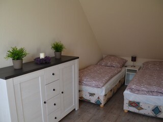 Schlafzimmer mit 2 Einzelliegen