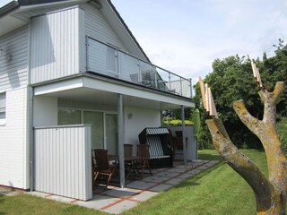 Großzügige Terrassen, weitläufiger Garten und Meerblick