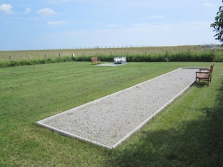 Boulebahn und Gartenschach