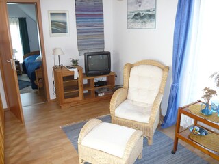 Mitteletage: Wohn- und TV-Zimmer Blick ins Schlafzimmer