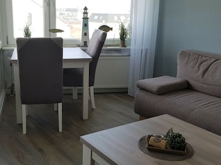 Wohnzimmer mit Zugang zum Balkon