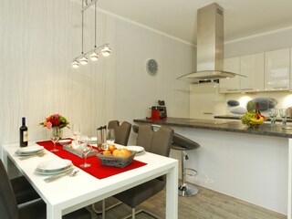 Essbereich und integrierte Küche