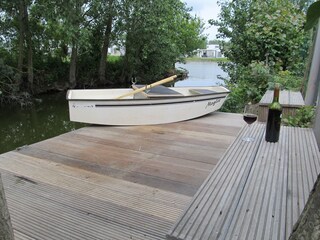 Unser Steg mit Boot für kleine Ausflüge