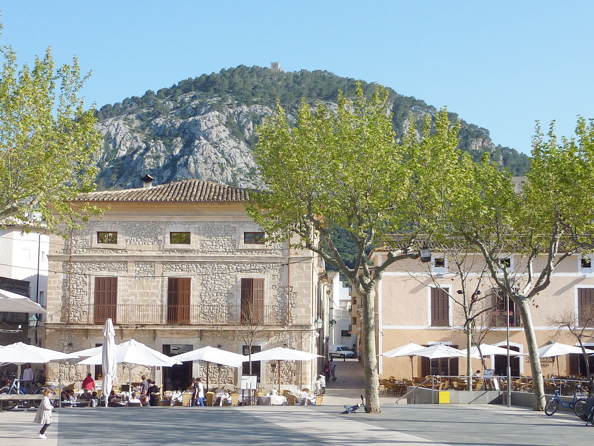 Plaça mit dem Puig de Maria