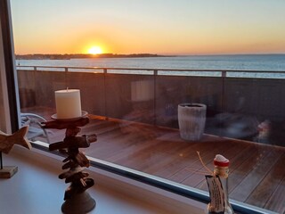 Blick vom Wohnzimmer in den Sonnenuntergang