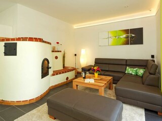 Gemütlicher Lehmofen im Wohnbereich