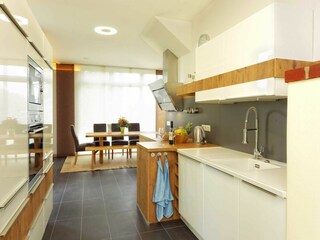 Blick in die Küche und den Essbereich