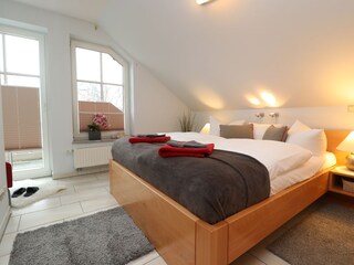 Schlafzimmer 1 mit Austritt auf den Balkon