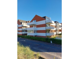 Hausansicht von der gegenüberliegenden Dünenlandschaft