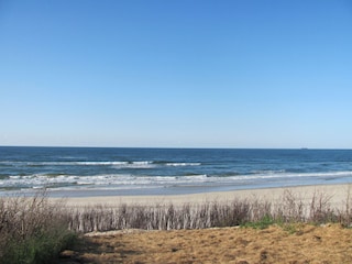 Blick von den Dünenkette auf das Meer
