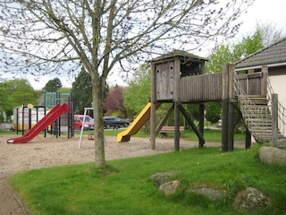 Nur 100m entfernt: Park und Spielplatz