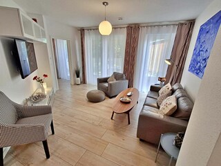 Wohnbereich mit Zugang zur Terrasse