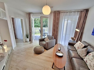 Wohnbereich mit Zugang zur Terrasse